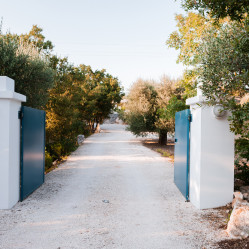 Il cancello in fondo alla strada per raggiungere la casa vacanze Tre Casiedde