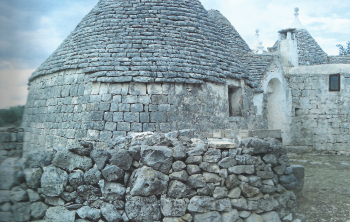 Dettaglio di muro a secco e trullo antico - Casa vacanze Tre Casiedde