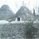 Trulli antichi e muretto della casa vacanze Tre Casiedde