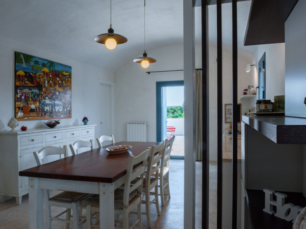 Il tavolo della cucina di Tre Casiedde in Puglia