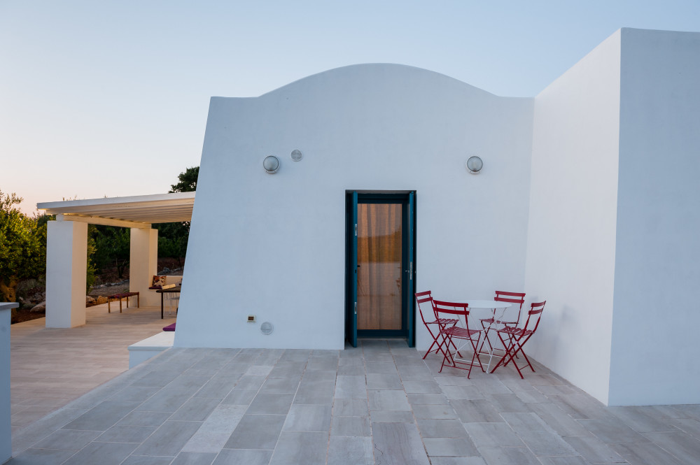 La veranda secondaria di Tre Casiedde al tramonto in Puglia