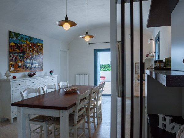 Il tavolo della cucina di Tre Casiedde in Puglia