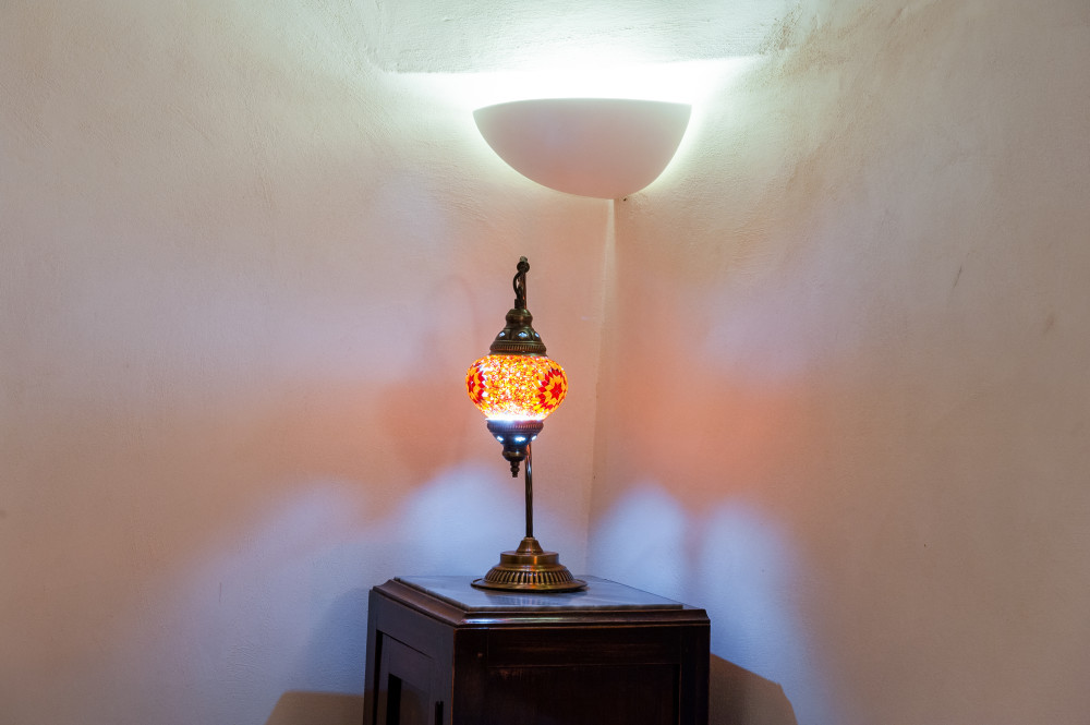 La lampada a muro è frutto di artigiani locali ostunensi