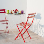 Tavoli e sedie in ferro battuto rosso e bianco... la bellezza è di casa a Tre Casiedde!