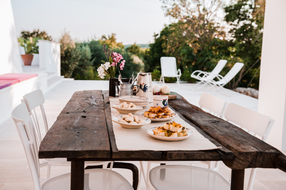 L'aperitivo in veranda con i prodotti della tradizione pugliese